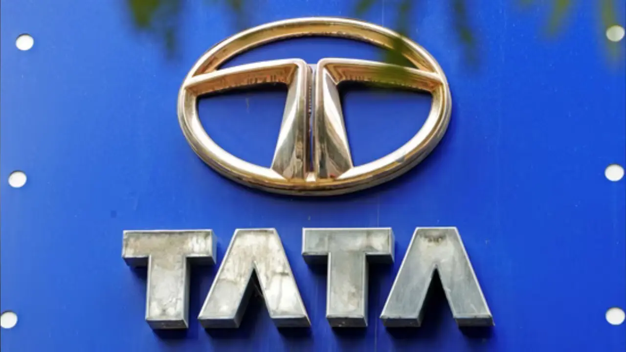 Tata Motors target price: नोमुरा इंडिया ने टाटा मोटर्स को 1,057 रुपये का अपरिवर्तित मूल्य लक्ष्य सुझाया है। इस ब्रोकरेज का मानना है कि टाटा मोटर्स पीवी व्यवसाय में अगले कुछ वर्षों में बेहतर मूल्य बनाने की क्षमता रखता है।